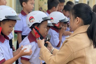 Tuyền truyền An toàn giao thông và tặng mũ bảo hiểm cho học sinh lớp một
